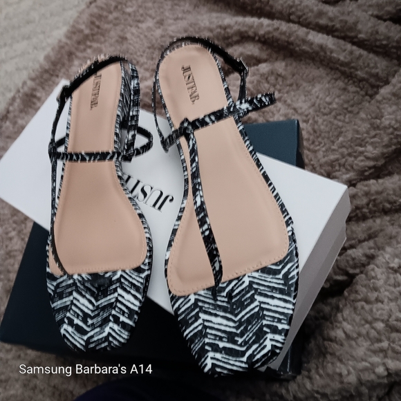 🦓 Zebra Print Flat Sandals - Picture 6 of 7